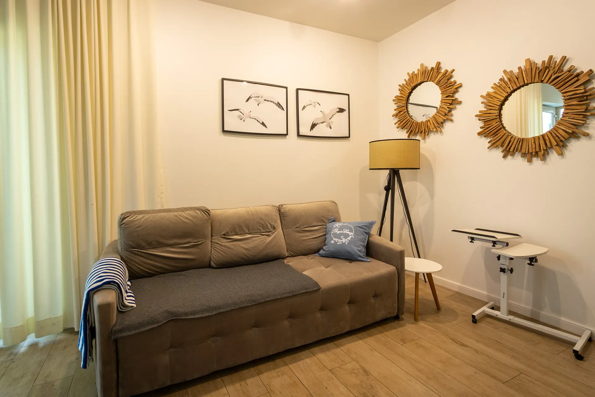 Aneks kuchenny z białymi szafkami i charakterystyczną granatową ścianą kafelkową — Apartament 3 Poezja Ciszy Dębki
